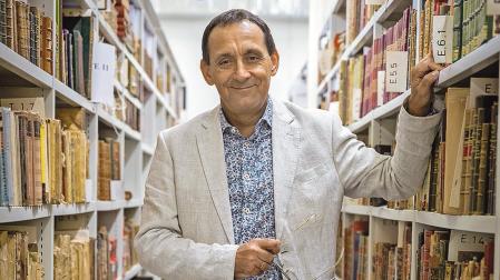Javier Velaza, este martes, en los depósitos de la Biblioteca de Navarra
