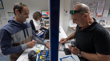 El lotero Iñigo Chasco, izquierda, atiende a un cliente este miércoles por la mañana en la administración familiar de la calle Calderería