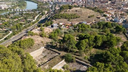A: BLANCA ALDANONDO
F: 31/08/2023
P:
L: TUDELA
T: EN LA PARTE INFERIOR DE LA IMAGEN LOS ANTIGUOS DEPOSITOS DE AGUA DE CANRASO ABANDONADOS