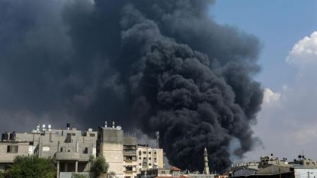 Una humareda negra se eleva tras un ataque aéreo israelí contra el barrio de Al-Tufah, ciudad de Gaza
