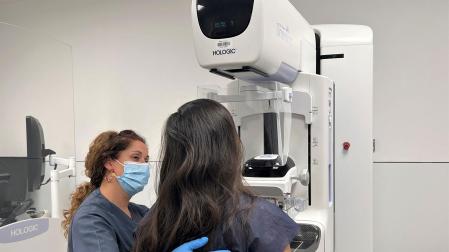 Una mujer durante la realización de una mamografía para detección precoz de cáncer de mama