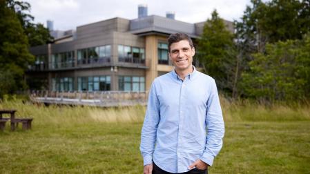 ñigo Martincorena Arróniz frente al Wellcome Sanger Institute, en Cambridge (Reino Unido).
