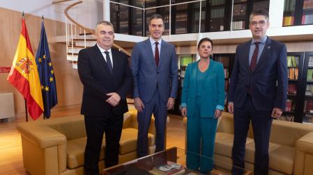 El secretario de Organización del Partido Socialista, Santos Cerdán y el presidente del Gobierno en funciones, Pedro Sánchez, reciben a la portavoz de EH Bildu en el Congreso de los Diputados, Mertxe Aizpurua y al senador de EH Bildu Gorka Elejabarrieta