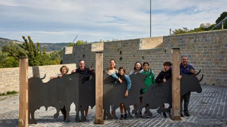 La familia González Sandino, de Madrid, en los corralillos de Santo Domingo, en Pamplona