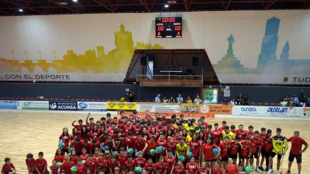 Imagen de los jugadores del Club Balonmano Bardenas sobre el parqué del pabellón Ciudad de Tudela