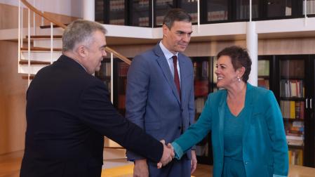 La portavoz de Bildu, Mertxe Aizpurua, saluda a Santos Cerdán después de hacer lo mismo con Pedro Sánchez