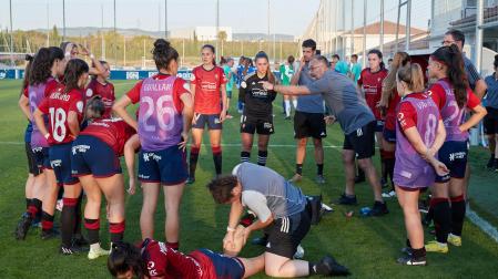 A: J.P. Urdíroz
F: 11-10-2023
P: Charla antes de la prórroga
L: Pamplona. Instalaciones del C.A. Osasuna en Tajonar.
T: Fútbol Femenino. Copa de la Reina. Partido Osasuna Femenino-SE AEM.