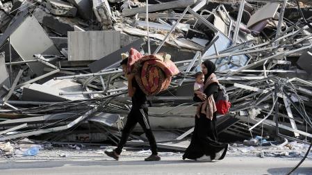 Palestinos desplazándose al sur de Gaza