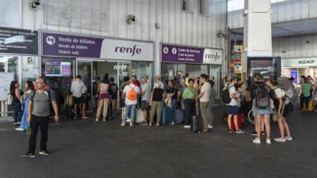 Un grupo de personas, en la estación del AVE Joaquín Sorolla