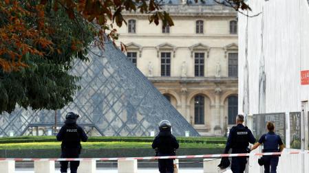 Policías franceses, en el exterior del Museo del Louvre, cerrado por motivos de seguridad este sábado
