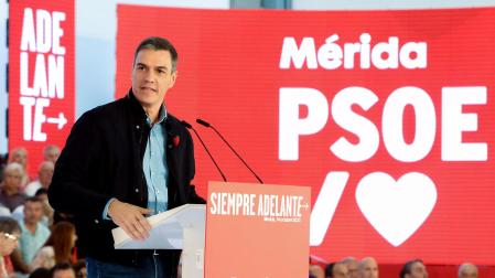 El secretario general del PSOE y presidente del Gobierno en funciones, Pedro Sánchez, interviene este sábado en un acto político del PSOE de Extremadura en Mérida