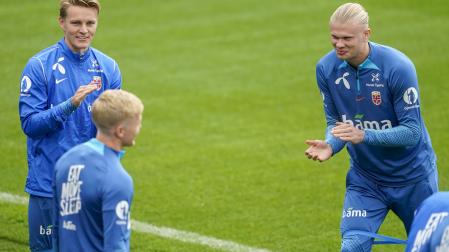 Haaland, junto a Odegaard, ayer en el entrenamiento de la selección noruega.