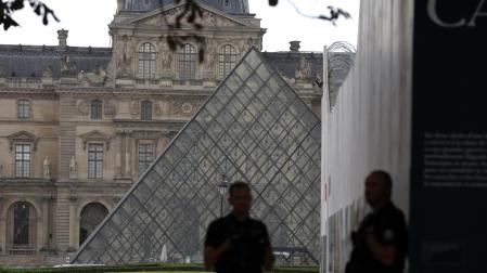 Policías en las inmediaciones del Louvre, que ha reabierto sus puertas este domingo