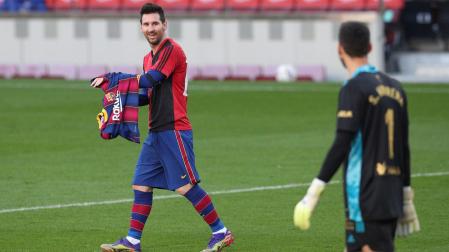 Messi sonríe tras su dedicatoria a Maradona con la camiseta de Newell’s ante la mirada de Sergio Herrera, en el partido que enfrentó al Barcelona y Osasuna el 29 de noviembre de 2020