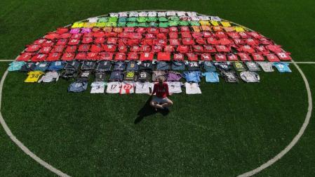 Todas las camisetas extendidas en el círculo central del campo de Enériz, junto al coleccionista Natxo Zunzarren