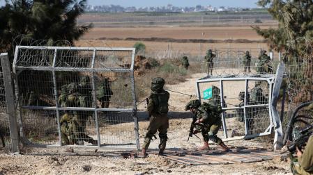 Soldados israelíes patrullaban este domingo el kibutz Kfar Aza, tras la letal infiltración de los terroristas de Hamás desde la Franja de Gaza