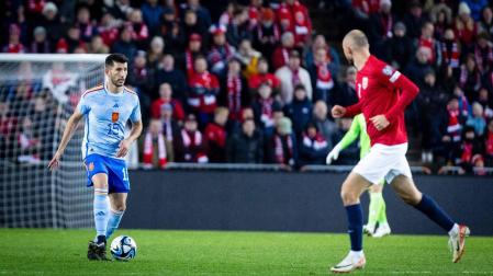 David García, en una de sus acciones de anoche ante Noruega. Fue su segunda participación con la selección absoluta