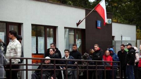 Gente haciendo fila para votar este pasado domingo en Warsaw, Polonia