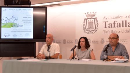Desde la izda., el técnico Ion Kepa Solchaga, la concejala de Festejos, Maitane Fernández; y el edil de Turismo, Carlos Montoya