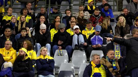 Aficionados suecos en el interior del estadio Rey Balduino de Bruselas con el partido suspendido