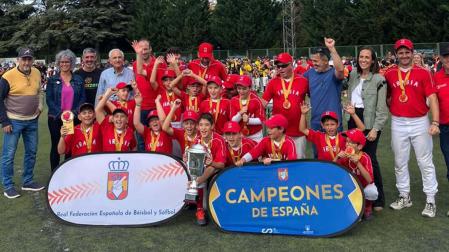 Celebración del Irabia Béisbol tras conquistar el campeonato sub 11