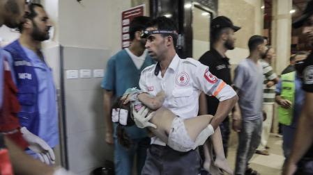 Un paramédico, en un hospital de Gaza