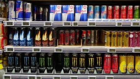 Estantería de supermercado con bebidas energéticas