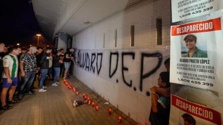 Homenaje en el estadio de El Arcangel para Álvaro Prieto el joven futbolista del Córdoba de categoría juvenil hallado muerto entre dos trenes en Sevilla