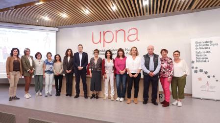 El director general de Salud y la vicerrectora de la UPNA junto con representantes de los tres observatorios de muerte digna existentes en España