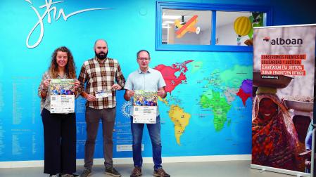 De izda a dcha: Annalisa Lenti (Alboan), Ignacio Aranzadi (Centro Loyola) y Carlos Moraza (Colegio San Ignacio, Jesuitas, de Pamplona), ayer junto al cartel sobre la jornada solidaria. 	José Carlos Cordovilla