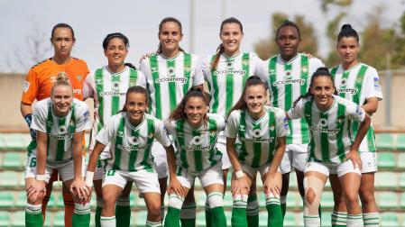 Una alineación del Betis de esta temporada frente al Villarreal. De izda. a dcha., de pie: Paula Vizoso, Carol Férez, Carmen Álvarez, María Jiménez, Dorine Nina, Violeta Quiles; agachadas: Rhiannon Roberts, Rosa Márquez, Nuria Ligero, Carla Armengol y Gema Soliveres