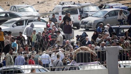Palestinos esperan para cruzar a Egipto, en el paso fronterizo de Rafah
