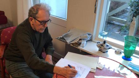 El investigador Gustav Henningsen firma la cesión de su fondo bibliográfico a la UPNA