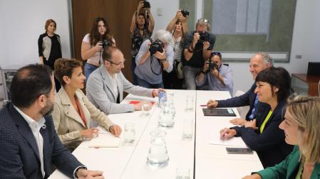 Ramón Alzórriz, María Chivite y Jorge Aguirre, del PSN, reunidos con Adolfo Araiz, Laura Aznal y Miren Zabaleta, de Bildu, el 13 de junio