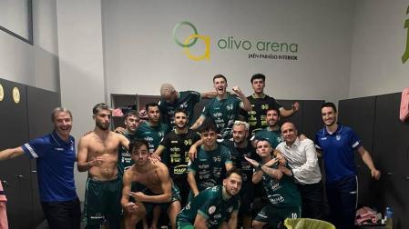 Los jugadores y el cuerpo técnico de Osasuna Magna celebraron su victoria ante el Jaén en el vestuario del Olivo Arena