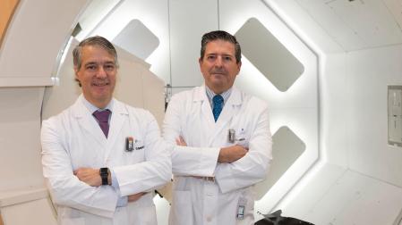 El Dr. Mauricio Cambeiro y el Dr. Javier Aristu, con el equipo especializado en cáncer de mama de la Unidad de Protonterapia del Cancer Center Clínica Universidad de Navarra