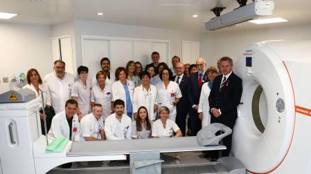 El ministro de Sanidad en funciones, José Manuel Miñones, posa con personal sanitario durante su visita al Hospital Universitario de Navarra con motivo del Día contra el Cáncer de Mama