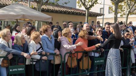 La reina Letizia saluda a los vecinos que le dieron la bienvenida a su llegada al Festival Opera Prima de Tudela el pasado año 2022