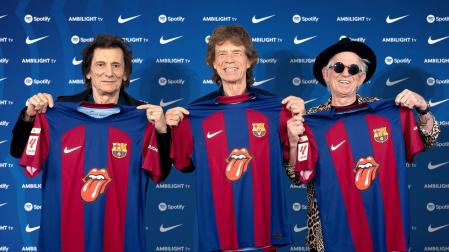 Fotografía facilitada por el FC Barcelona de los miembros de los Rolling Stones: Mick Jagger (c), Keith Richards (d), y Ronnie Wood (i), con las camisetas con el logotipo de la lengua y los labios de los Rolling Stones