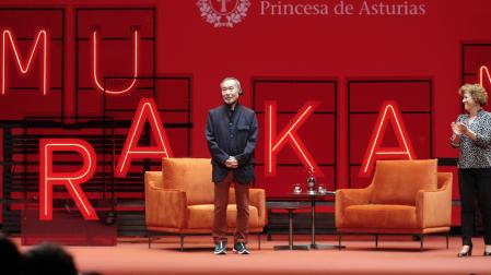 El escritor japonés Haruki Murakami, durante su encuentro con jóvenes asturianos
