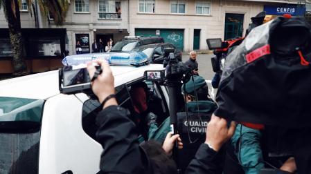 Agentes de la Guardia Civil llevan al detenido por el crimen de Elisa Abruñedo para pasar a disposición judicial en Ferrol
