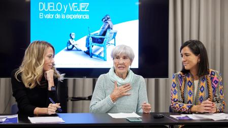Rakel Mateo (Goizargi), Camino Oslé y María San Martín (psicóloga) durante la presentación de la X Jornada sobre el duelo.