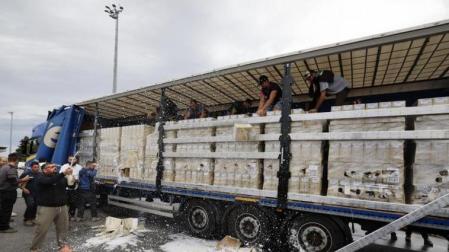 Bodegueros franceses destruyen un cargamento de cava Freixenet procedente de España durante una manifestación