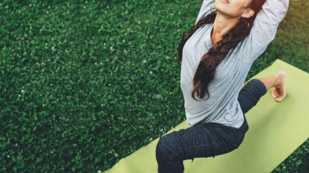 El yoga dinámico sí podría ser considerado una actividad física de intensidad moderada y mejorar el sistema cardiovascular, pero solo en ciertas condiciones