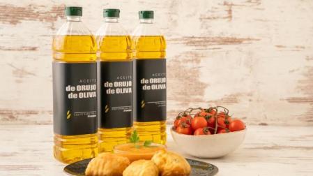 Varias botellas de aceite de orujo de oliva