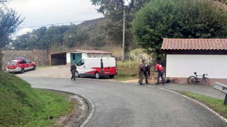 Agentes de la Policía Foral, en el lugar en el que ha ocurrido el suceso