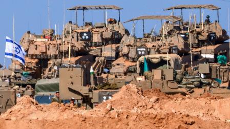 Vehículos blindados israelíes aglutinados en un lugar no revelado cerca de la frontera con Gaza, en Israel