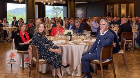 Alberto Jiménez Mutiloa ( a la derecha) en la mesa del premio, con su familia y con miembros de Adefan