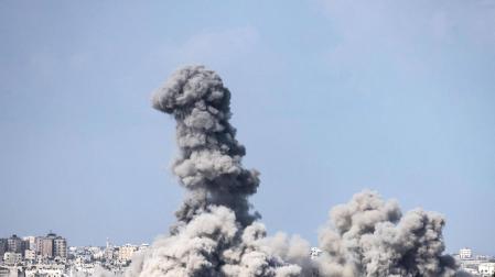 Una gran columna de humo se levanta desde Ciudad de Gaza tras un bombardeo israelí