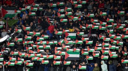 Uno de los fondos de El Sadar mostró banderas palestinas al inicio del partido